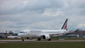 epa13011876 An Air France flight taxis on the runway at Manchester Airport in Manchester, Britain, 02 June 2026. Jet fuel prices have risen sharply on international markets since the beginning of the conflict in the Middle East, with EasyJet reporting that its kerosene bill rose by 25 million pounds (28.9 million euros) in March.  EPA/ADAM VAUGHAN