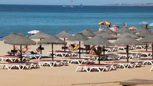 Praia do Forte Novo que sofreu obras de alimentação artificial de areia em Quarteira, 8 de junho de 2026. A intervenção abrangeu um troço de 6,6 km até à praia do Garrão, prevendo a reposição de cerca de 1,4  milhões de metros cúbicos de areia para alargar o areal em 30 metros e conter a erosão costeira. (ACOMPANHA TEXTO DA LUSA DE 13-06-2026) LUIS FORRA/LUSA