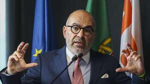 O ministro das Infraestruturas e Habitação, Miguel Pinto Luz, usa da palavra durante a conferência “Transporte Público: Uma Década Depois — O Que Mudou?”, em Lisboa, 23 de junho de 2026.  TIAGO PETINGA/LUSA