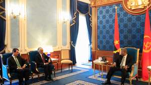 O Presidente da República de Angola, João Lourenço (D), acompanhado pelo presidente da Assembleia da República de Portugal, José Pedro Aguiar-Branco (C), que se encontra em Luanda no quadro da XV sessão Intercalar da Assembleia Parlamentar da Comunidade de Países de Língua Portuguesa (CPLP), durante uma audiência no palácio da Cidade Alta, em Luanda, Angola, 23 de julho de 2026. AMPE ROGÉRIO/LUSA