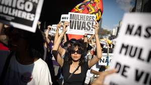 epa12914309 Women participate in a demonstration to demand that the Chamber of Deputies approve a bill that criminalizes misogyny, with harsher penalties for hate speech against women, in Sao Paulo, Brazil, 25 April 2026.  EPA/Isaac Fontana