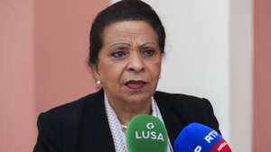 A Secretária Executiva da Comunidade dos Países de Língua Portuguesa (CPLP), Maria de Fátima Jardim, fala aos jornalistas durante o encerramanto da 15.ª sessão intercalar da Assembleia Parlamentar da Comunidade dos Países de Língua Portuguesa (AP-CPLP), Luanda, Angola, 24 de julho de 2026. A ordem de trabalhos, que se estendem até sexta-feira, inclui reuniões das comissões especializadas, da Rede de Mulheres Parlamentares e dos presidentes dos grupos nacionais, além da apreciação de propostas destinadas a reforçar a fiscalização parlamentar, a boa governação e o desenvolvimento sustentável. AMPE ROGÉRIO/LUSA