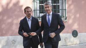O secretário-geral do Partido Socialista (PS), José Luís Carneiro (D), à chegada para uma reunião com o núncio apostólico em Portugal, Andrés Carrascosa (não retratado), em Lisboa, 28 de julho de 2026. ANTÓNIO PEDRO SANTOS/LUSA