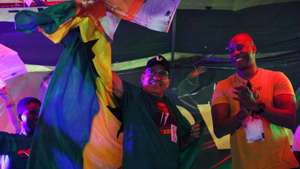 O vencedor das eleições presidenciais, Carlos Vila Nova, festeja enrolado a uma bandeira de São Tomé e Príncipe no final de uma passeata pela cidade, após ser reeleito para mais cinco anos, São Tomé, 20 de julho de 2026. NUNO VEIGA/LUSA