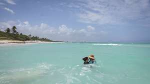 14-30 Um casal namora numa praia de Varadero, Cuba, 03 de abril de 2026. As ruas de Havana, outrora repletas de turistas, são hoje o espelho do embargo petrolífero norte-americano a Cuba. O trânsito é inexistente em várias zonas, à noite quase não se vê luz. O lixo acumula-se, enquanto os medicamentos rareiam. (ACOMPANHA TEXTO DE 18 DE ABRIL DE 2026). ANTÓNIO PEDRO SANTOS/LUSA