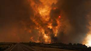 epa13140505 Clouds of smoke rise on the horizon during a wildfire that started in Valpacos and is now raging in the villages of Fradizela, Mirandela municipality, Portugal, 29 July 2026.  EPA/PEDRO SARMENTO COSTA