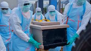 epaselect epa13127207 Staff lift a coffin into a vehicle at the Ebola treatment center of the General Hospital in Bunia, Ituri province, Democratic Republic of Congo, 22 July 2026. According to the World Health Organization (WHO), the province of Ituri remains the epicenter of the Bundibugyo variant of the Ebola virus, reaching almost 1000 deaths.  EPA/DIEUDONNE DIROLE