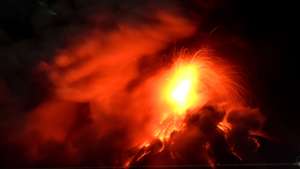 epa13150962 ​Fuego volcano emits lava and ash during an eruption in Alotenango, southwest of Guatemala City, Guatemala, 04 August 2026 (issued 05 August 2026). Guatemala's National Coordinator for Disaster Reduction (Conred) said that at least two villages—El Porvenir and Las Lajitas, located on the slopes of the volcano—were evacuated.  EPA/Alex Cruz