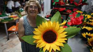 Uma moradora faz flores de papel que serão usadas para ornamentação da Rua Francisco Xara nas Festas do Povo, Campo Maior, 07 de julho de 2026. Este ano, entre 08 e 16 de agosto, as festas estão de regresso, sendo as mesmas conhecidas por apresentarem dezenas de ruas daquela vila, sobretudo no centro histórico, ‘engalanadas’ com milhares de flores de papel, feitas à mão pela população. (ACOMPANHA TEXTO DE 12 DE JULHO DE 2026). NUNO VEIGA/LUSA