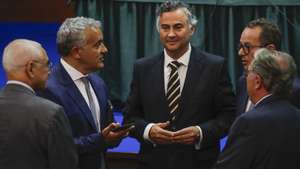 O ministro da Educação, Ciência e Inovação, Fernando Alexandre (C), durante a cerimónia de posse do reitor da nova Universidade de Leiria e Oeste (ULO), Carlos Rabadão (C-E), em Leiria, 7 de agosto de 2026. A sessão inclui também a posse dos membros da Comissão Instaladora da Universidade e dos membros do Conselho de Gestão, bem como a nomeação e posse da equipa reitoral e dos diretores das cinco escolas da ULO. PAULO CUNHA/LUSA