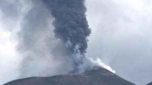 epa13141397 A plume of ash and smoke billows from the Voragine crater of Mount Etna, seen from Catania, Sicily, Italy, 30 July 2026. The volcanic activity in the Voragine crater has gone from 'Strombolian' to 'lava fountain,' resulting in the emission of incandescent magma fragments that fell into the volcano's summit area.  EPA/ORIETTA SCARDINO