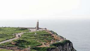Padrão que assinala o ponto mais ocidental da Europa, junto ao Farol do Cabo da Roca, em Sintra, 28 de dezembro de 2022. O Farol encontra-se ativo desde 1772 e é um dos mais antigos em Portugal. Está localizado no ponto mais ocidental do continente, é constituído por uma torre de 22 metros de altura e a sua luz tem um alcance luminoso de cerca de 26 milhas náuticas, aproximadamente 48 quilómetros. ANTÓNIO PEDRO SANTOS/LUSA