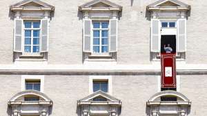 epa13157823 Pope Leo XIV (R) leads the Angelus prayer from the window of his office overlooking Saint Peter's Square in Vatican City, 09 August 2026.  EPA/FABIO FRUSTACI