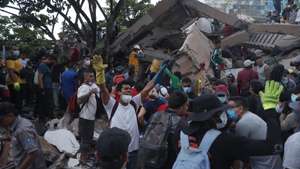 epa13160562 Rescue workers operate at the site of a collapsed building following an earthquake in Cali, Colombia, 10 August 2026. Colombian President Abelardo de la Espriella stated that the San Jose de Palmar earthquake, which shook most of the country, has killed at least 132 people and left 572 injured.  EPA/ERNESTO GUZMAN JR