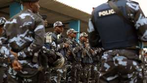Elementos da Polícia Nacional angolana em parada, no dia da conferência de imprensa de balanço provisório, após a paralisação decretada pelos taxistas em Luanda, marcada por atos de vandalismo, pilhagens e violência, em Luanda, Angola, 29 de julho de 2025. AMPE ROGÉRIO/LUSA