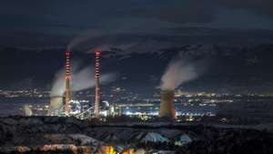 epaselect epa11000830 Smoke rises from the chimneys of the thermal power station 'REK BITOLA', North Macedonia's largest producer of electric energy, near Bitola, Republic of North Macedonia, 27 November 2023 (issued 29 November 2023). According to the European Bank for Reconstruction and Development (EBRD) program, 40 percent of North Macedonia’s electricity production relies on coal. The country will launch a platform to support just energy transition and coal phase-out by 2030, the EBRD added. The project is expected to be announced during the upcoming COP28 climate talks in Dubai.  EPA/GEORGI LICOVSKI