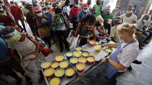 epa13000721 People receive food from staff of the NGO Quisicuaba in Havana, Cuba, 25 May 2026 (issued 28 May 2026).  EPA/ERNESTO MASTRASCUSA