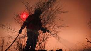 epa13142719 A firefighter battles the flames during a wildfire in Valpacos, Portugal, 30 July 2026. The fire broke out on 28 July in the municipality of Valpacos and spread to those of Mirandela and Vinhais. Additional resources and personnel have been deployed, according to the Civil Protection Agency.  EPA/PEDRO SARMENTO COSTA