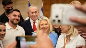epa13176061 People take a selfie with Israeli Prime Minister Benjamin Netanyahu and his wife, Sara Netanyahu, during the Likud party primary in Jerusalem, 17 August 2026, ahead of Israel's general election in October.  EPA/OHAD ZWIGENBERG / POOL