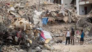 epa13158507 People clear debris from a collapsed building in La Guaira, Venezuela, 09 August 2026. La Guaira is the state hardest hit by the two earthquakes that struck Venezuela on 24 June.  EPA/RONALD PENA R