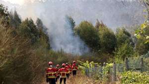Bombeiros combatem o incêndio florestal que deflagrou ao final da tarde de segunda-feira em Rebordões, no concelho de Santo Tirso, em Burgães, 18 de agosto de 2026. ESTELA SILVA/LUSA