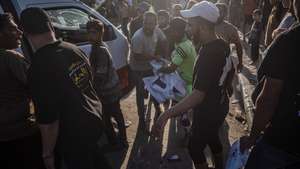 epa13177539 Palestinians recover a body following an Israeli airstrike at Gaza port near the beach in Gaza City, 18 August 2026. The Ministry of Health in Gaza said at least six Palestinians were killed and others injured in an Israeli airstrike in western Gaza City.  EPA/MOHAMMED SABER