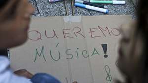 Manifestação de alunos e professores do ensino artístico, cujas escolas sofreram cortes,  junto ao ministério da Educação, na avenida 5 de Outubro, 18 setembro 2015, em Lisboa.       MANUEL DE ALMEIDA / LUSA