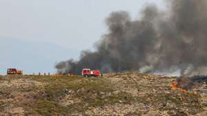 Bombeiros combatem o incêndio que consome mato, junto à povoação de Cando, na Serra da Freita, Arouca, 18 de agosto de 2026. PAULO NOVAIS/LUSA