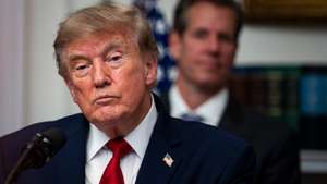 epa13179629 US President Donald Trump (C) speaks during a meeting with crypto and prediction market executives in the Roosevelt Room of the White House in Washington, DC, USA, 19 August 2026.  EPA/AL DRAGO / POOL