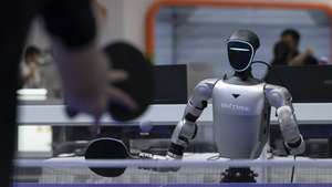 epa13178573 A humanoid robot plays table tennis at the Unitree stand during the 2026 World Robot Conference in Beijing, China, 19 August 2026. The 2026 World Robot Conference is held in Beijing from 19 to 23 August.  EPA/ANDRES MARTINEZ CASARES