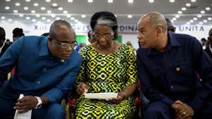 Adalberto Júnior (D), presidente eleito da UNITA, conversa com os dois vice-presidentes do partido, Arlete Chimbinda (C) e Simão Albino Dembo, durante a cerimónia de tomada de posse dos novos dirigentes da UNITA eleitos no XIII Congresso, Luanda, Angola, 26 de novembro de 2019.  AMPE ROGÉRIO/LUSA
