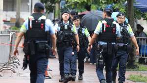 epa13182050 Police officers stand guard outside the West Kowloon Law Courts Building in Hong Kong, China, 21 August 2026. Chow Hang-tung and Lee Cheuk-yan are expected to receive a verdict on charges of inciting subversion under the national security law over their roles in the now-disbanded Hong Kong Alliance in Support of Patriotic Democratic Movements of China, which organized annual vigils commemorating the 1989 Tiananmen crackdown.  EPA/MAY JAMES