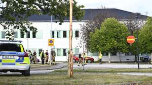 epa13182981 Police and rescue services on site at Brinellskolan school during an emergency response after a man with a sword reportedly injured several people at the school in Fagersta, Sweden, 21 August 2026.  EPA/Fredrik Sandberg  SWEDEN OUT