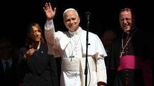 epa13183993 Pope Leo XIV greets the faithful as he leaves the San Marino Basilica, San Marino, 22 August 2026.  EPA/ETTORE FERRARI