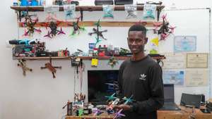 O estudante moçambicano Cleiton Michaque posa para a fotografia no espaço onde desenvolve e monta `drones´, no bairro Tsalala, arredores de Maputo, Moçambique, 20 de julho de 2026. O estudante moçambicano Cleiton Michaque está a testar um `drone´ com autonomia até 200 quilómetros e capacidade para transportar três quilogramas de carga, numa aposta para distribuir medicamentos e reduzir custos de entrega em zonas remotas de Moçambique. (ACOMPANHA TEXTO DA LUSA DO DIA 24 DE AGOSTO DE 2026). LINA CEBOLA/LUSA