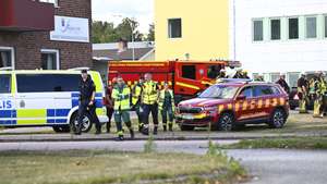 epa13182857 Police and rescue services on site at Brinellskolan school during an emergency response after a man with a sword reportedly injured several people at the school in Fagersta, Sweden, 21 August 2026.  EPA/Fredrik Sandberg  SWEDEN OUT