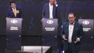 epa13187814 Brazilian presidential candidate Augusto Cury (R) speaks during the first debate of Brazil's 2026 presidential election, hosted by the Band television network in Sao Paulo, Brazil, 23 August 2026. Presidential candidates Luiz Inacio Lula da Silva and Flavio Bolsonaro did not attend the debate.  EPA/SEBASTIAO MOREIRA