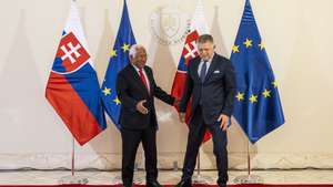 epa13190191 Slovak Prime Minister Robert Fico (R) welcomes President of the European Council Antonio Costa (L) ahead of their meeting in Bratislava, Slovakia, 25 August 2026. Antonio Costa is on an annual round of visits to European Union capitals.  EPA/JAKUB GAVLAK