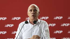 O secretário-geral do Partido Comunista Português (PCP), Paulo Raimundo, fala durante a apresentação do livro "Dossier: Desastre na Ferrovia - 35 anos de Liberalização" na estação do Rossio em Lisboa, 25 de agosto de 2026. TIAGO PETINGA/LUSA