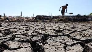 epa13127455 Cracked rice fields caused by prolonged drought have resulted in losses for farmers in the Aceh Besar area, Indonesia, 23 July 2026. The Aceh Meteorological Station (BMKG) has issued a public warning that most areas of Aceh Province and several other regions in Indonesia have entered the dry season, with the El Nino phenomenon expected to reach strong intensity through January 2027.  EPA/HOTLI SIMANJUNTAK