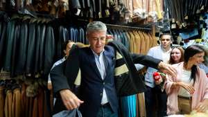O secretário-geral do Partido Socialista (PS), José Luís Carneiro, durante a visita ao Mercado e comércio local, no âmbito da "Rota pelo Interior e Cooperação Transfronteiriça", em Seia, 26 de agosto de 2026. MIGUEL PEREIRA DA SILVA/LUSA