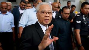 epa13193815 Malaysia former prime minister, Ismail Sabri (C), leaves the Kuala Lumpur court, in Kuala Lumpur, Malaysia, 27 August 2026. Ismail Sabri pleaded not guilty at a session court and he was released on Malaysia Ringgit RM 300,000 (63,900 Euro) bail as he was charged  fail to declare assets under Malaysian Anti-Corruption Commission (MACC) Act.  EPA/FAZRY ISMAIL