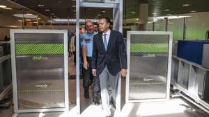 O primeiro Ministro, Luís Montenegro (D) acompanhado pelo diretor nacional da PSP, superintendente Luis Carrilho (E) esta manhã durante uma visita ao Aeroporto de Lisboa. 27 de agosto de 2026. MIGUEL A. LOPES/LUSA