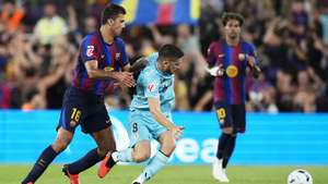 epa13195810 FC Barcelona´s Rodri (L) in action against Athletic´s Oihan Sancet (C) during the Spanish LaLiga soccer match between FC Bacelona and Athletic Club Bilbao at Camp Nou stadium in Barcelona, Spain, 27 August 2026.  EPA/ENRIC FONTCUBERTA