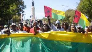 Cidadãos guineenses protestam durante uma marcha contra o referendo à Nova Constituição do Conselho Nacional de Transição na Guiné-Bissau e de condenação do golpe militar de 26 de novembro de 2025, entre o Marquês de Pombal e a Praça do Rossio, em Lisboa, 22 de agosto de 2026. ANTÓNIO PEDRO SANTOS/LUSA