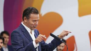 O presidente do Partido Social Democrata (PSD), Luís Montenegro, discursa na sessão de encerramento da da Universidade de Verão do PSD, realizada numa unidade hoteleira de Castelo de Vide, 30 de agosto de 2026. NUNO VEIGA/LUSA