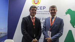 O secretário-geral do Partido Socialista (PS), José Luís Carneiro (D), acompanhado pelo líder parlamentar do PS, Eurico Brilhante Dias (E), durante a inauguração da Feira Internacional de Maputo (Facim), a maior exposição de bens e serviços do país, em Maputo, Moçambique, 31 de agosto de 2026. LINA CEBOLA/LUSA