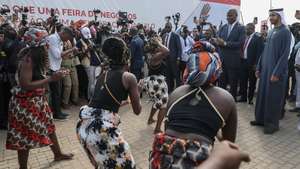 O Presidente de Moçambique, Daniel Chapo (3-D), à chegada para a inauguração da Feira Internacional de Maputo (Facim), a maior exposição de bens e serviços do país, em Maputo, Moçambique, 31 de agosto de 2026. LINA CEBOLA/LUSA