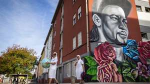Moradores do Bairro do Zambujal prestam homenagem a Odair Moniz, natural de Cabo Verde e imigrante em Portugal, que foi alvejado por um agente da Polícia de Segurança Pública (PSP) a 21 de outubro de 2024, com a inauguração de um mural, um almoço comunitário e concertos, no Bairro do Zambujal, Amadora, 18 de outubro de 2025. JOSÉ SENA GOULÃO/LUSA