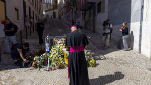 epa12373053 Portuguese Bishop Rui Manuel Sousa Valerio  prays for the victims of the funicular crash at the site where the accident occurred, in Lisbon, Portugal, 13 September 2025. On 03 September, one of the streetcars on the Elevador da Glória funicular derailed and collided with a structure. At least 20 persons were injured and 16 people were killed.  EPA/JOSE SENA GOULAO